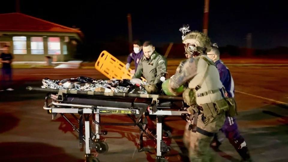 FAB resgata mulher com malária cerebral e criança desidratada em missão noturna na Terra Yanomami