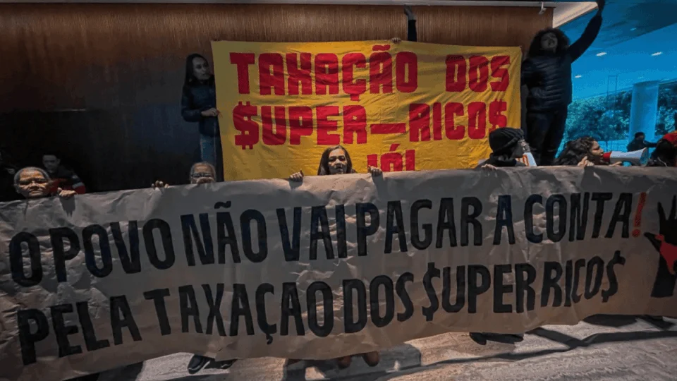 Movimento Sem-Teto ocupa edifício em São Paulo e pressiona por taxação dos milionários