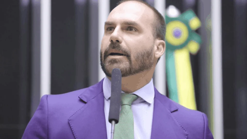 Mandato de Eduardo Bolsonaro pode ser ameaçado após fim da licença; deputado mira Moraes