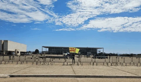 ‘Fora, Moraes’: manifestante solitário reage à decisão do STF contra Bolsonaro; veja vídeo