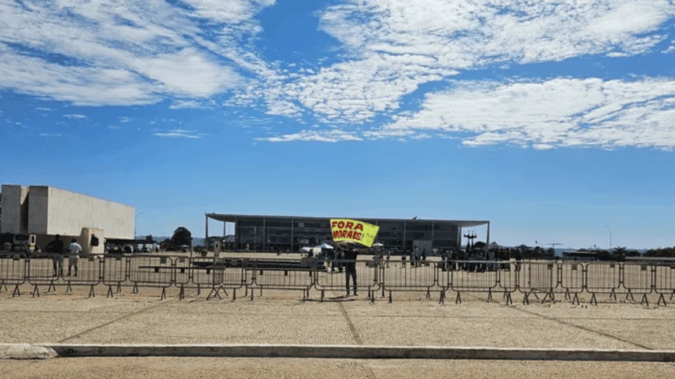 ‘Fora, Moraes’: manifestante solitário reage à decisão do STF contra Bolsonaro; veja vídeo