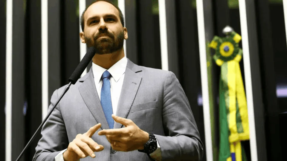 Eduardo Bolsonaro pode recorrer a manobras para manter mandato; entenda alternativas