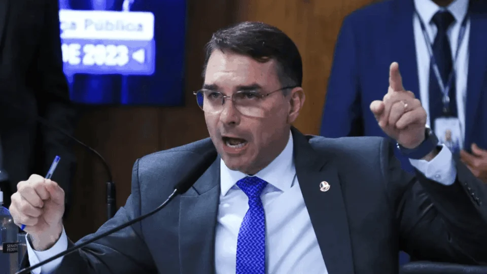 Flávio Bolsonaro intensifica ofensiva e pede impeachment de Moraes