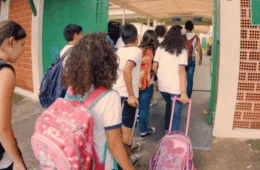 Raça, gênero e pobreza mantêm quase 1 milhão de jovens longe da escola no Brasil