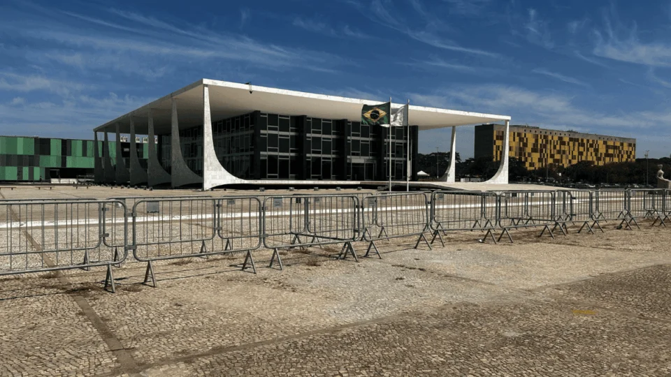 Com acesso controlado, Praça dos Três Poderes volta a receber público