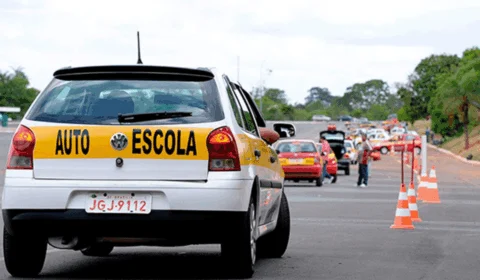 Governo Lula avalia tornar autoescola opcional para tirar CNH