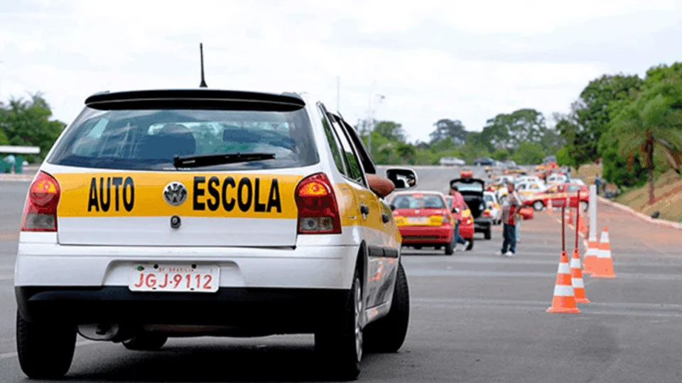 Governo Lula avalia tornar autoescola opcional para tirar CNH
