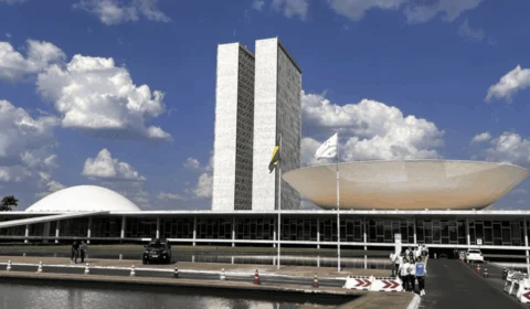 Câmara oficializa perda de mandato de deputados; ex-parlamentares anunciam greve de fome