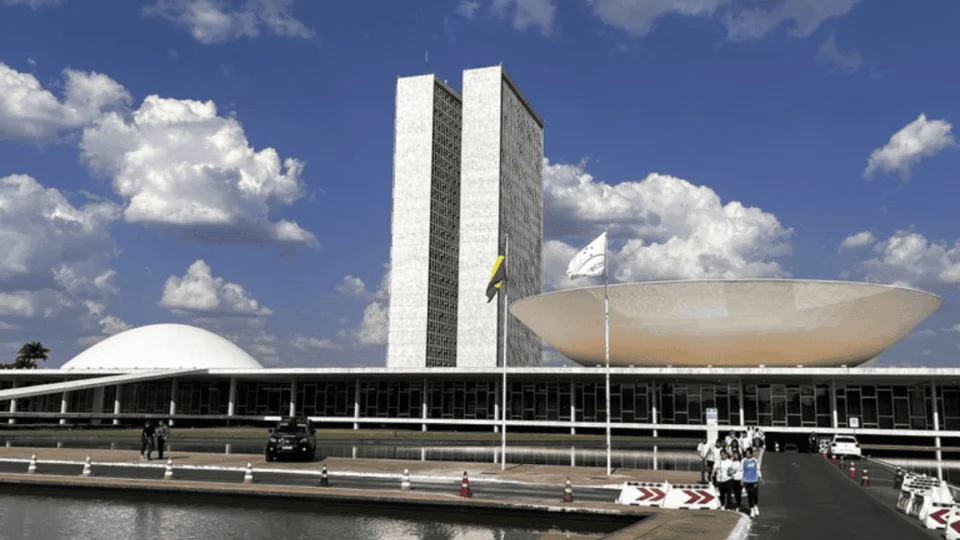 Câmara oficializa perda de mandato de deputados; ex-parlamentares anunciam greve de fome