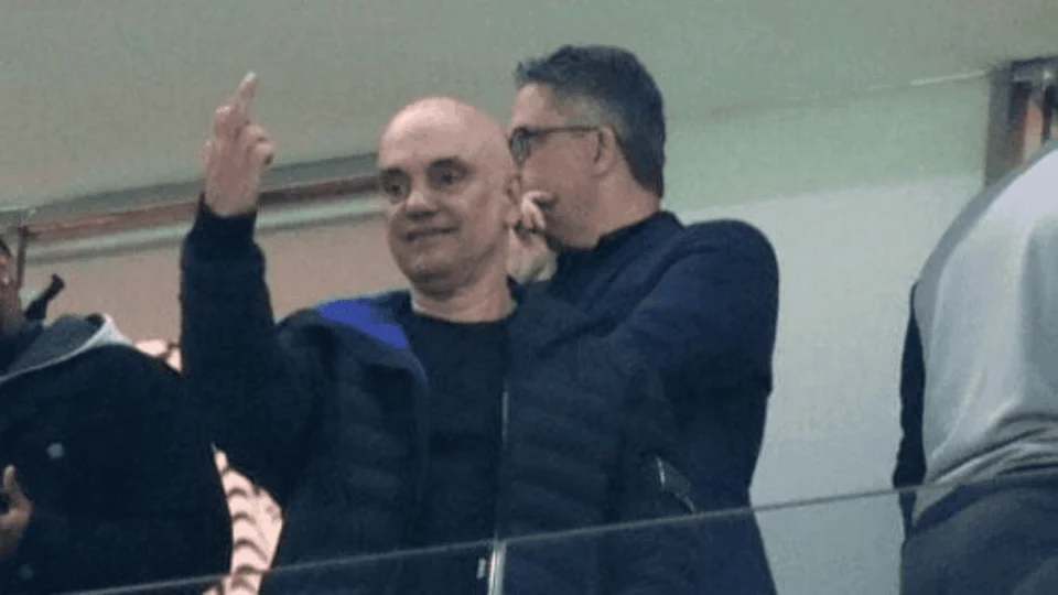 Alexandre de Moraes exibe dedo do meio após vaias na Neo Química Arena