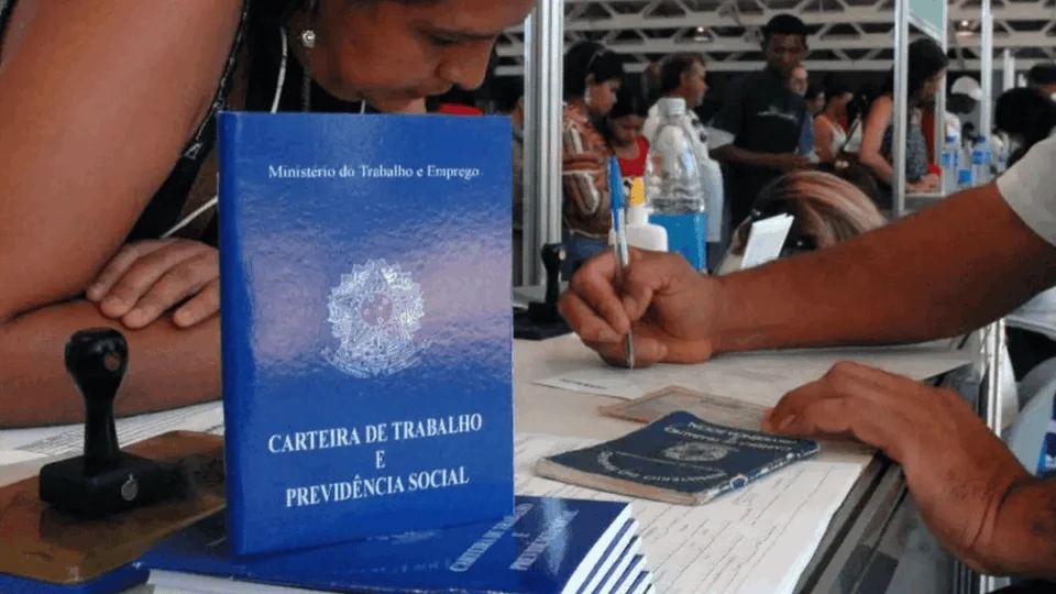 Desemprego cai para 5,8% e renda do trabalhador atinge recorde, aponta IBGE