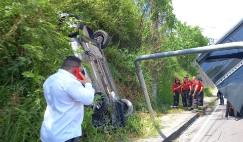 Carro capota após motorista perder o controle e atingir placa na avenida das Flores, em Manaus