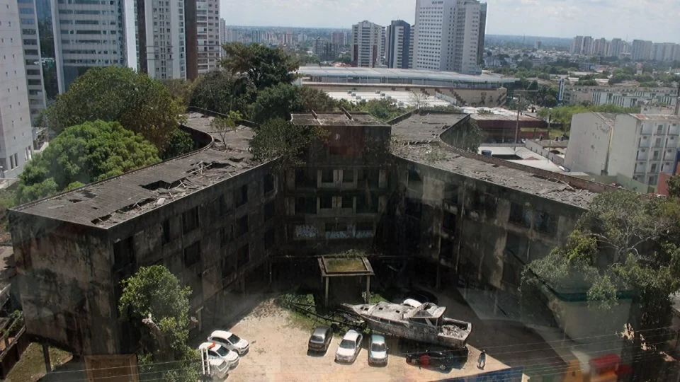 Hotel Ouro Verde: prédio abandonado na década de 70 resiste ao tempo em Manaus