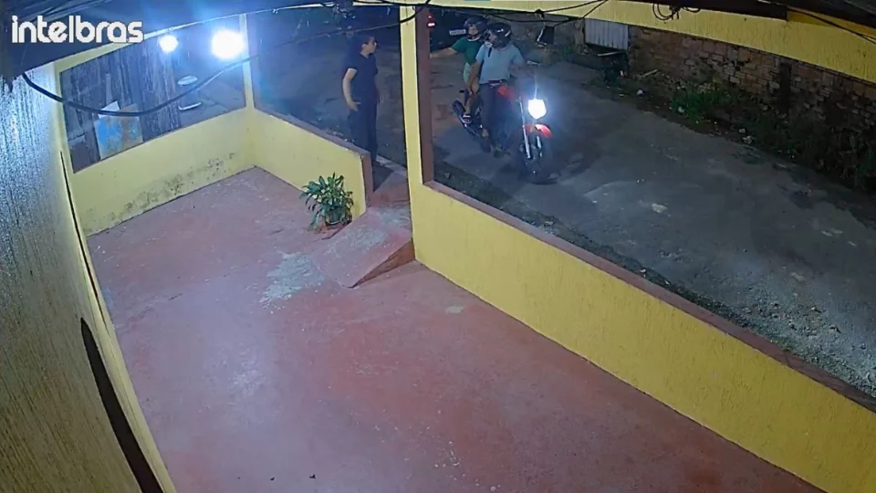 Jovem é assaltada por casal armado ao voltar de igreja no Jorge Teixeira, em Manaus; veja vídeo