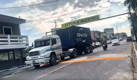 Moradores instalam limitador de altura em rua com intenso fluxo de veículos pesados em Manaus; veja vídeo