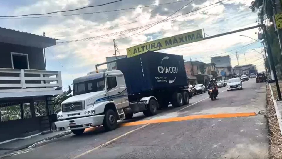 Moradores instalam limitador de altura em rua com intenso fluxo de veículos pesados em Manaus; veja vídeo