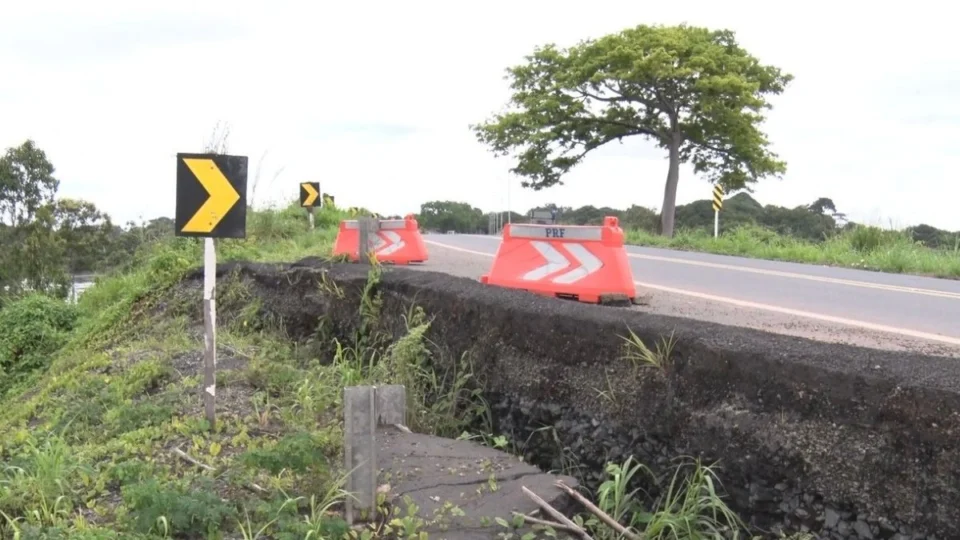 Vídeo mostra risco iminente de desabamento em ponte da BR-174 sobre o rio Mucajaí