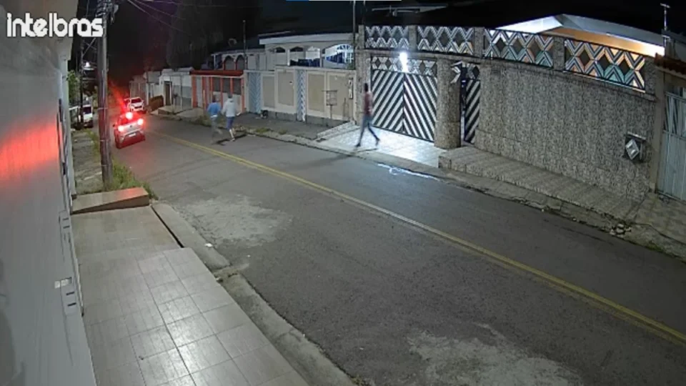 VÍDEO: homem é morto a tiros após ter casa invadida por grupo armado em Manaus