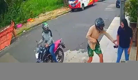 Mulher é assaltada por dupla armada em plena luz do dia no bairro da Paz, em Manaus; veja vídeo