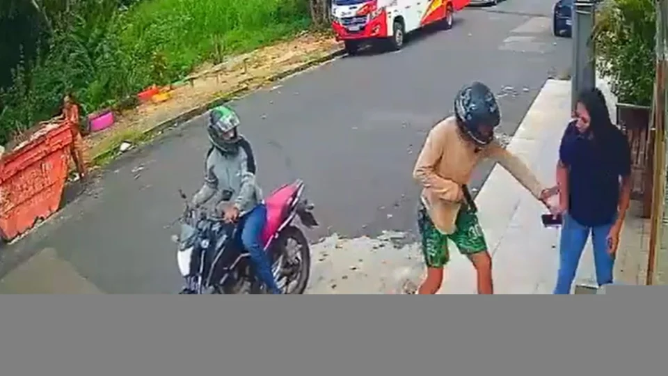 Mulher é assaltada por dupla armada em plena luz do dia no bairro da Paz, em Manaus; veja vídeo