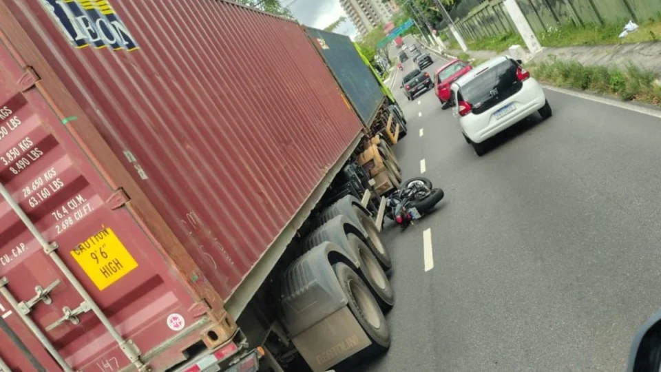 Tenente da FAB morre em acidente de moto ao tentar passar entre carretas em Manaus; veja vídeo