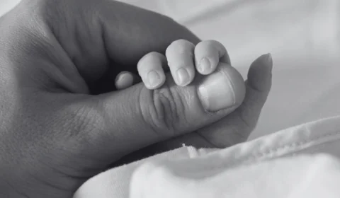 Corpo de bebê é encontrado em lixeira no Amazonas; urubus cercavam o local