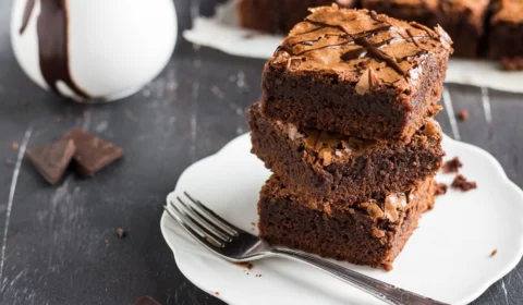 Como fazer brownie de chocolate simples e perfeito