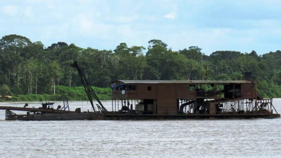 Greenpeace flagra mais de 500 dragas em garimpo ilegal no rio Madeira