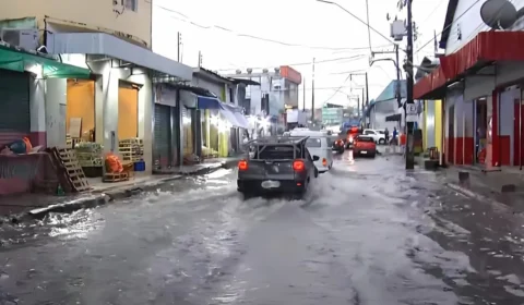 Ruas do Centro de Manaus começam a formar ‘espelhos d’água’ devido à cheia; veja imagens