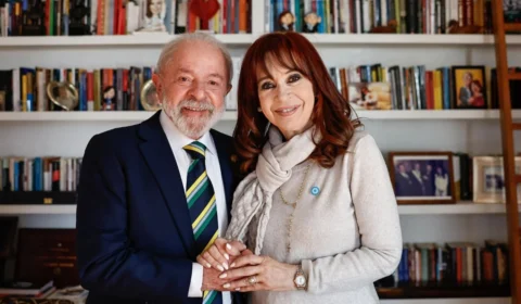 Lula visita Cristina Kirchner que está em prisão domiciliar na Argentina