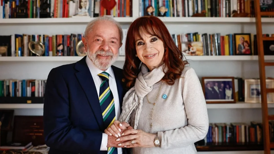 Lula visita Cristina Kirchner que está em prisão domiciliar na Argentina