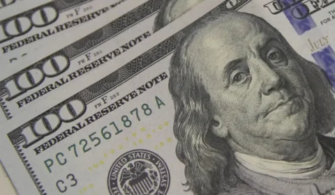 Dólar recua com aumento da tensão entre EUA e Europa após ameaça de tarifas ligadas à Groenlândia