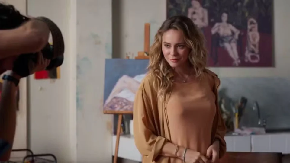 ‘Vale Tudo’: Heleninha de Paolla Oliveira toma mais um porre e cansa a web novamente