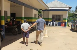 Homem é preso por abusar sexualmente e espionar enteada de 12 anos durante banho no Amazonas