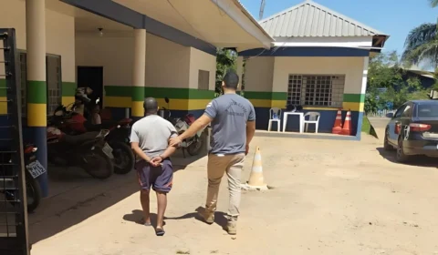 Homem é preso por abusar sexualmente e espionar enteada de 12 anos durante banho no Amazonas