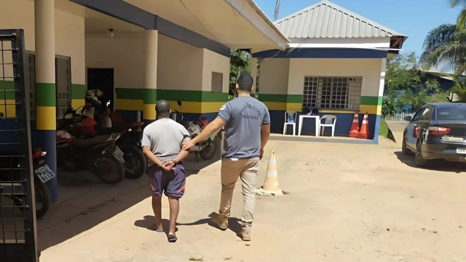 Homem é preso por abusar sexualmente e espionar enteada de 12 anos durante banho no Amazonas