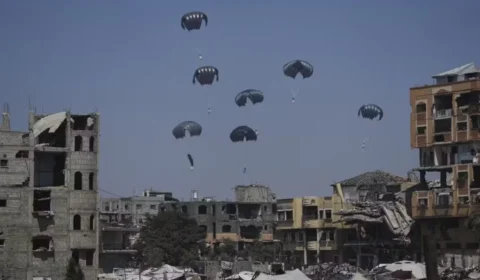 Israel entrega alimentos em Gaza e anuncia trégua de 10h após pressão internacional; entenda