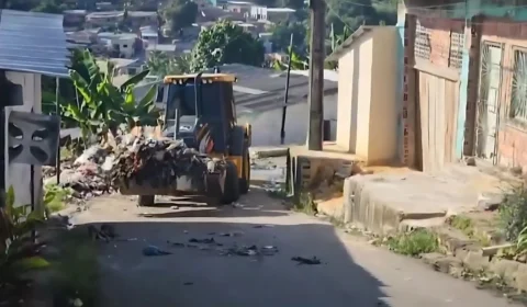 Lixeira irregular na rua Comandante Lacerda, bairro Jorge Teixeira é limpa após denúncia no Povo na TV