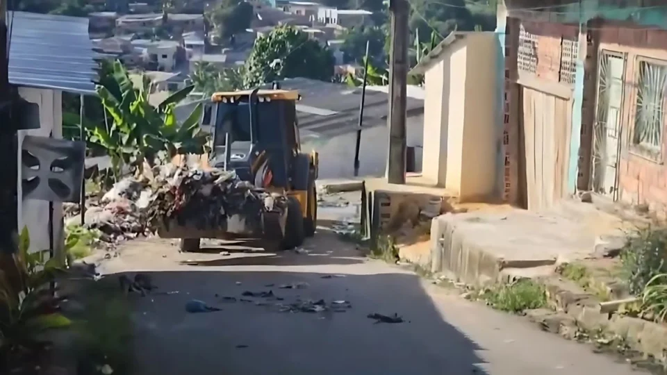 Lixeira irregular na rua Comandante Lacerda, bairro Jorge Teixeira é limpa após denúncia no Povo na TV