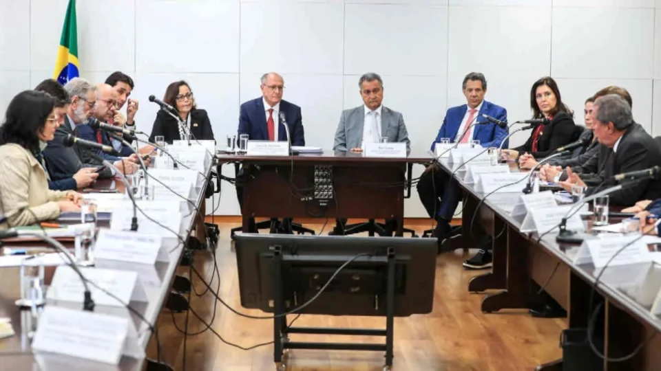 Governo Lula discute tarifa de 50% imposta por Trump com empresários e avalia retaliação contra EUA