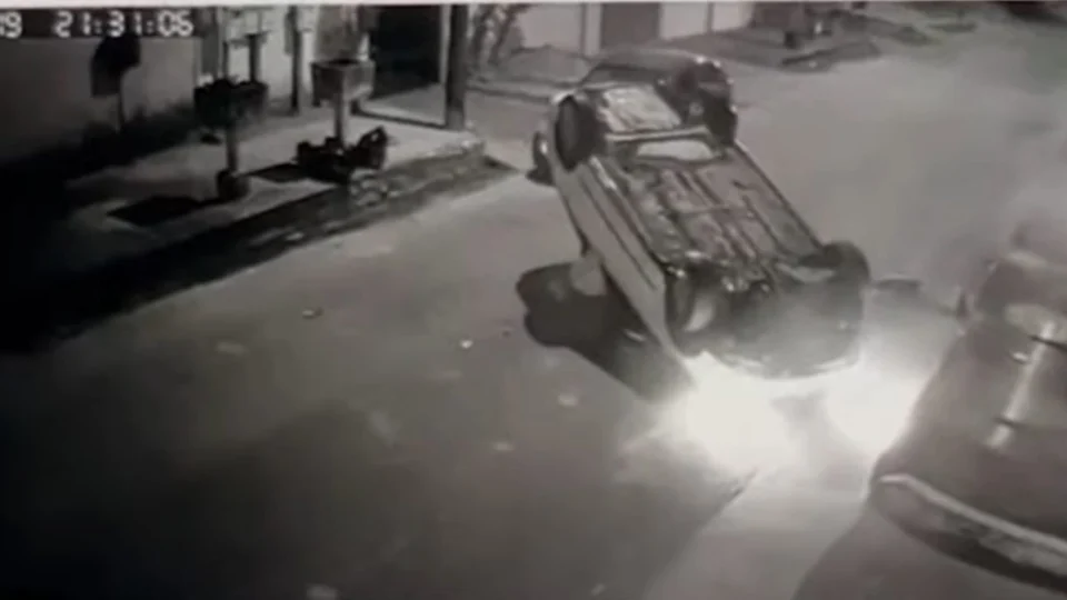 VÍDEO: motorista foge após capotar carro e deixar duas mulheres feridas em Porto Velho