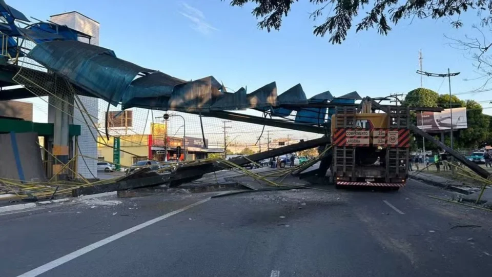 Passarela da Torquato Tapajós será demolida no domingo (3) e afetará trânsito em Manaus