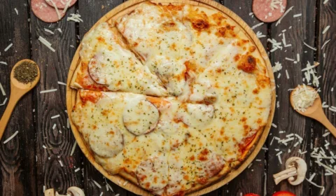 Dia da Pizza: veja como fazer massa de pizza perfeita com poucos ingredientes