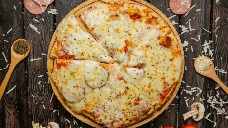 Dia da Pizza: veja como fazer massa de pizza perfeita com poucos ingredientes