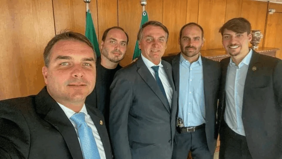 STF libera visita de filhos e familiares a Bolsonaro durante prisão domiciliar