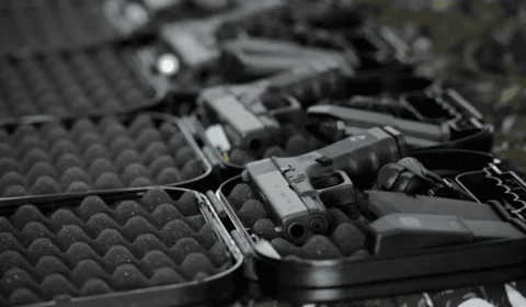 Armas restritas representam metade do arsenal dos CACs, aponta PF