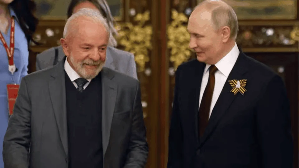 Ligação de Putin a Lula destaca encontro com Trump e negociações de paz