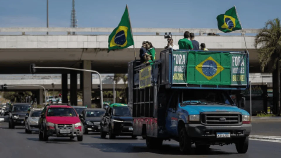 Carreata em Brasília reúne bolsonaristas com apoio do desembargador Sebastião Coelho