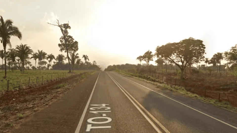 Homem morre atropelado na TO-134; moto que ele empurrava foi usada em assalto