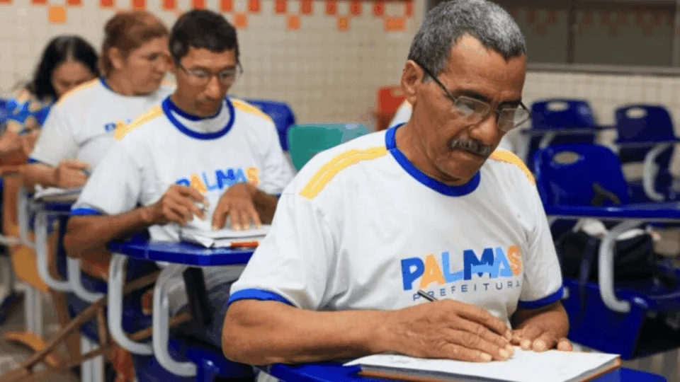 Nunca é tarde para aprender: aposentado de 70 anos volta a estudar em Palmas (TO)